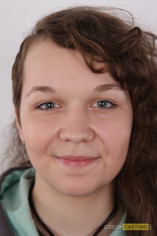 裸のカーリーヘア初撮り娘のマンコ接写