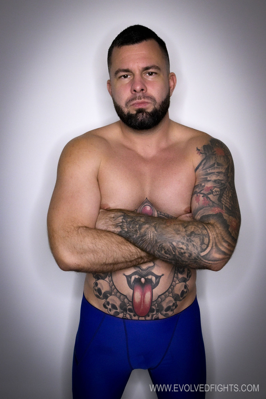 丰满摔跤手瓦伦蒂娜·贝鲁奇在比赛中被剥光并操