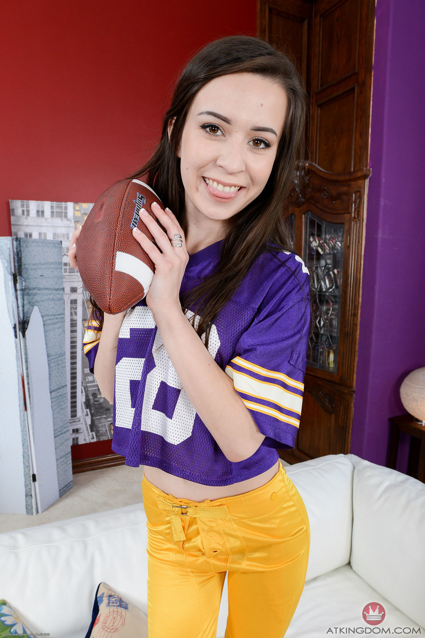 アリエルグレイスは彼女の美味しいマンコをストリップの後開く