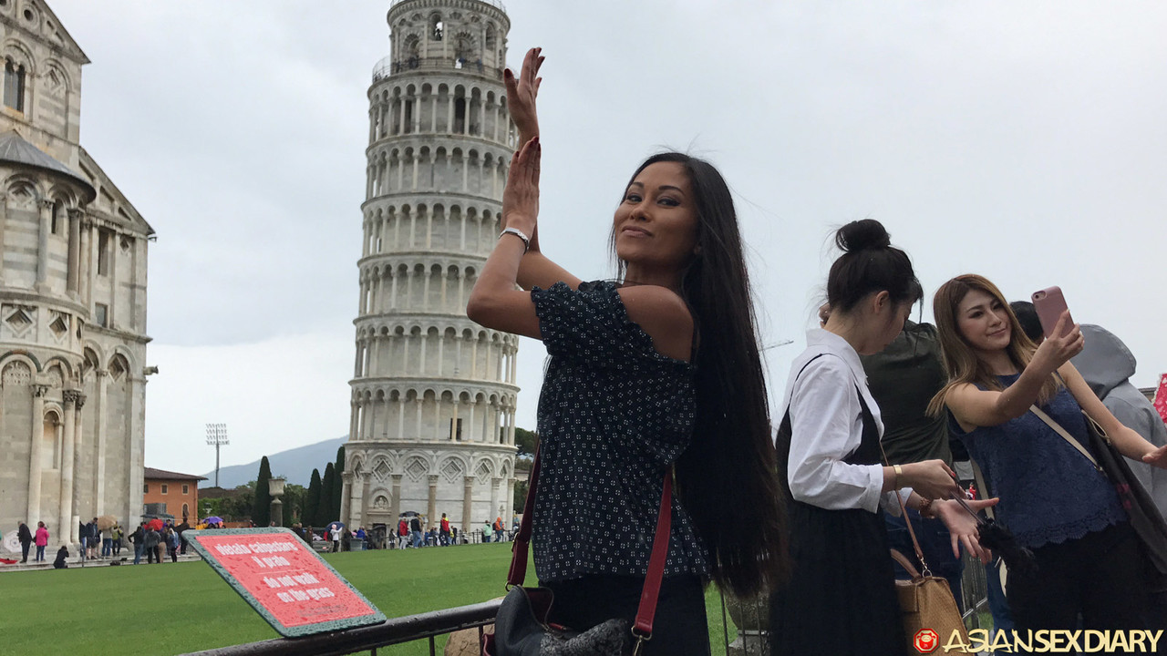 苗条亚洲Suzie Q在床上POV性爱后内射