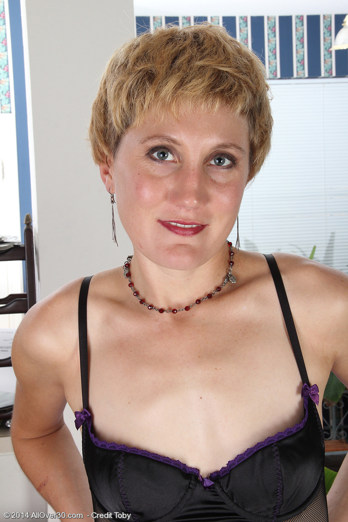 Katrina Mathews, Short-Haired Milf, Fingers Her Trimmed Muff