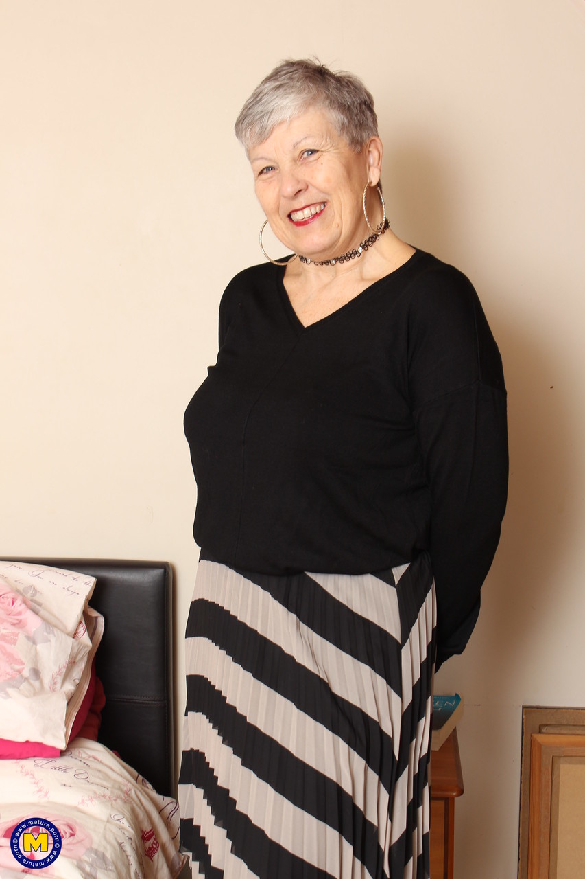 Dama Madura Britânica Nua Savana Brinca Na Cama