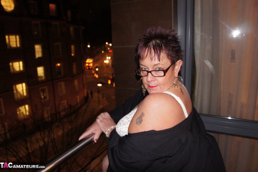 Bbw Warmes Süßes Honig Befreit Ihre Großen Titten In Strumpfhose Und Miederhose