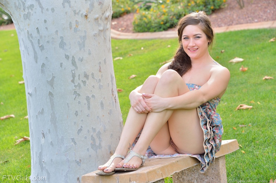 Junger Frischer Gesichtsausdruck Mädchen Zeigt Ihren Nackten Arsch Im Freien Und Spielt Mit Ihrer Kahlen Muschi