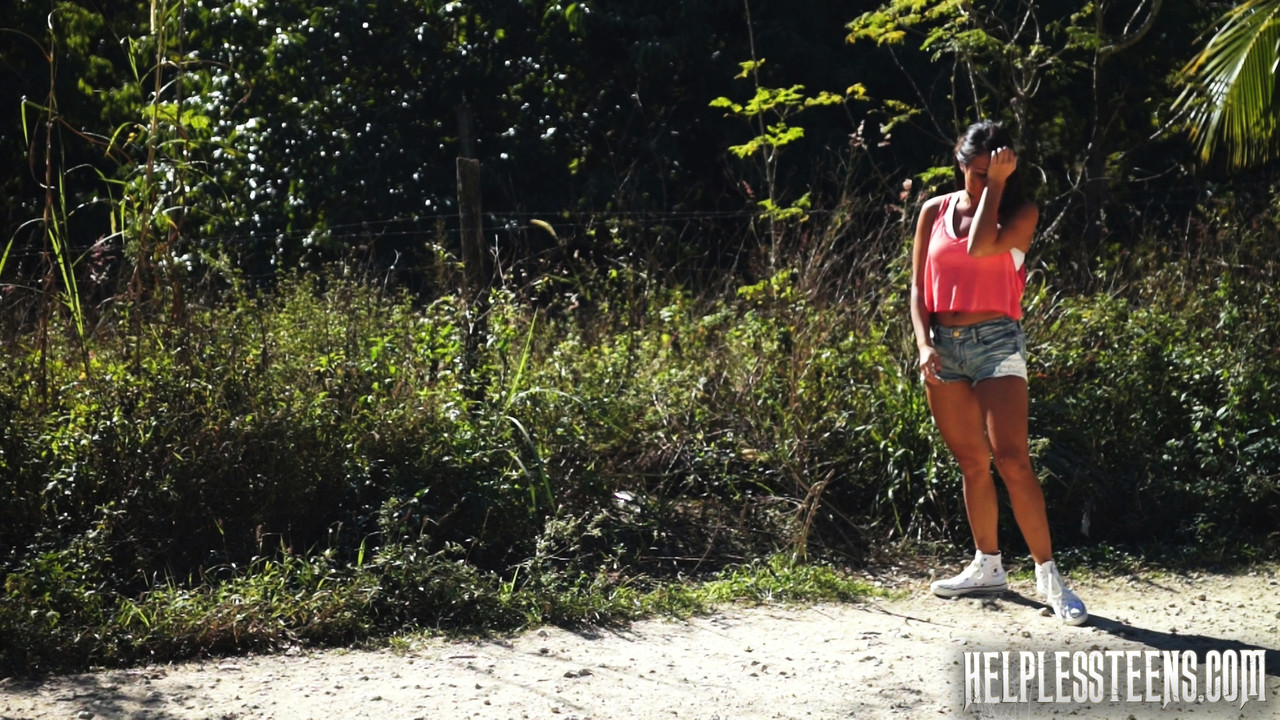 एशियाई किशोरी मेना मेसन को अजनबी द्वारा जबरदस्ती चोदा गया