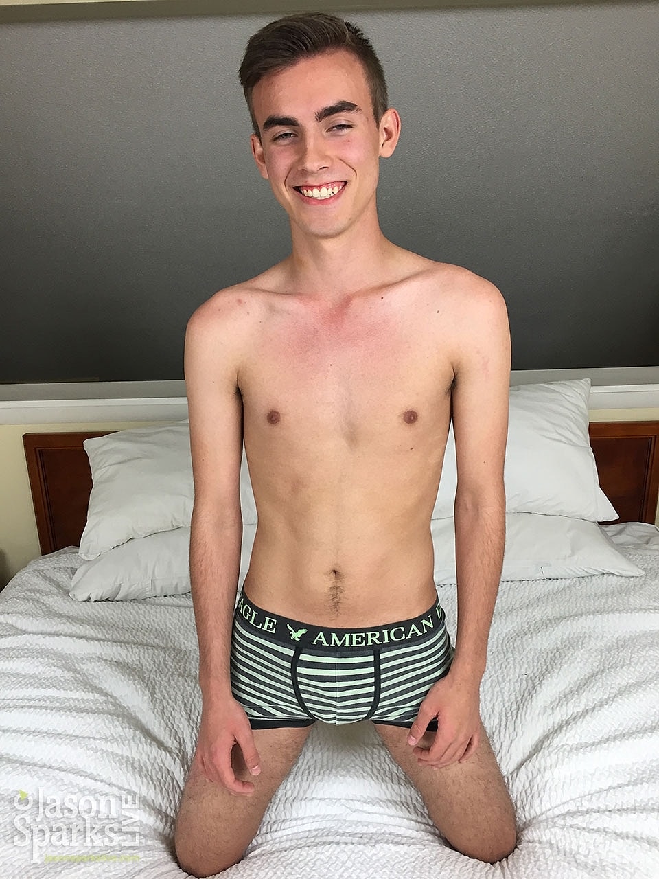 الفتيان Colton Burke وGavin Elliott يمصان بعضهما في مشهد جنسي مثلي للمص