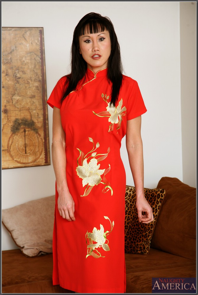 Stilvolle Asiatische Schönheit Gin Fong Entblößt Große Runde Titten Und Eine Rasierte Möse