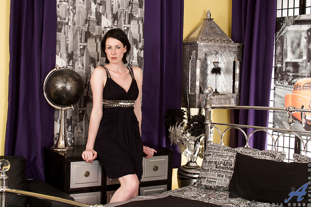 यूरोपीय सांवली मिल्फ विक्टोरिया रॉस लिंगरी में अपनी गांड दिखाती हैं