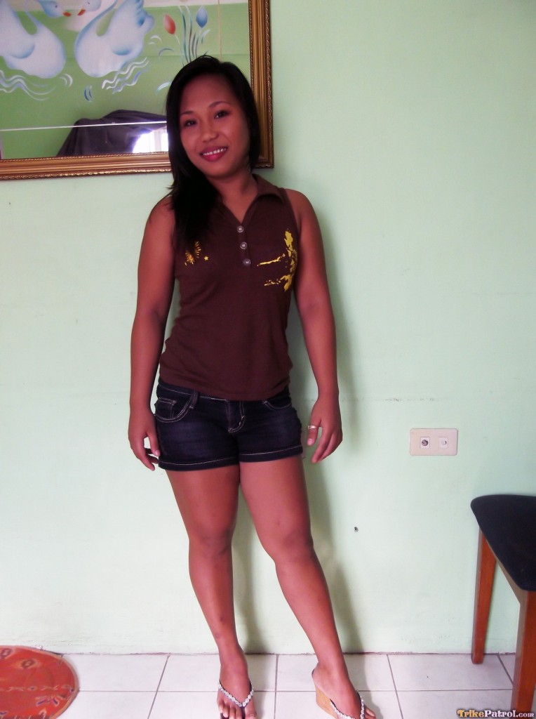 アジアのロリータジョアンが服を脱いで、かわいい小さなお尻と小さな乳房を見せる