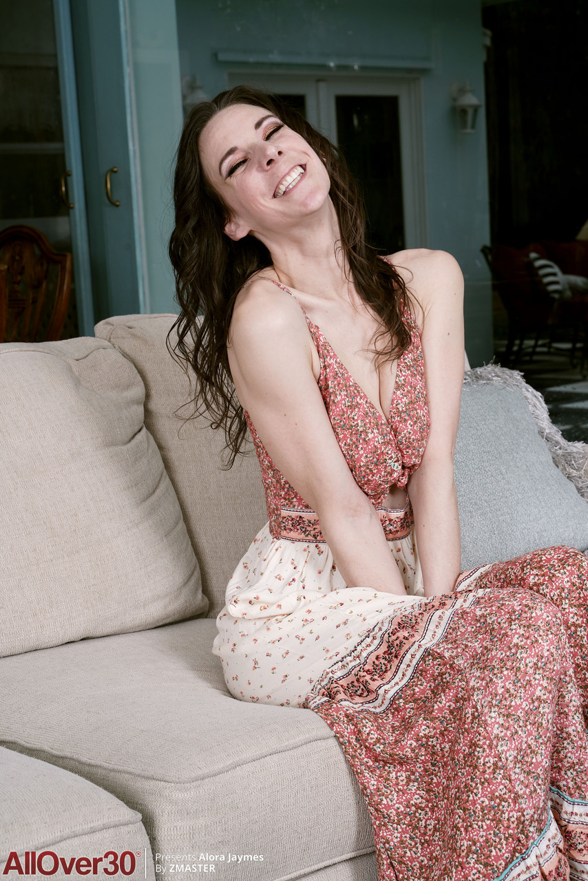 Alora Jaymes: Busty Brunette Milf Ungali Karti Hai Apni Jhanton Wali Chut Mein