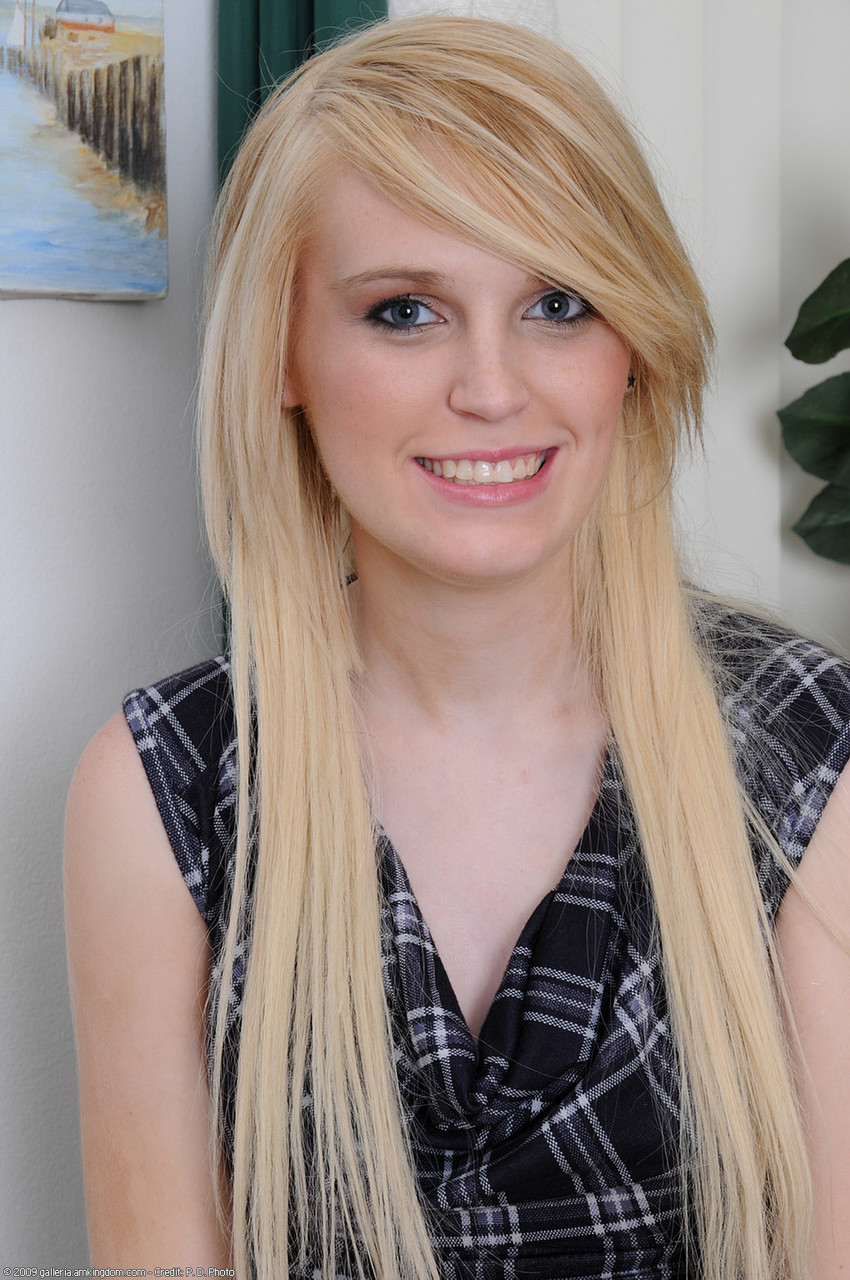 Amateur Amanda Bryant Shows Off And Fingers Her Yummy Pussy