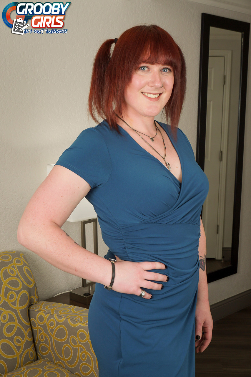 Kiley Jane: Рыжая Транссексуалка Раздевается И Раздвигает Ягодицы