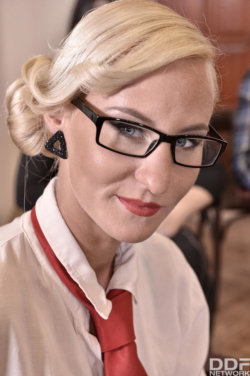 Helena Valentine、淫乱な弁護士、法廷での熱い4Pでダブル挿入を受ける