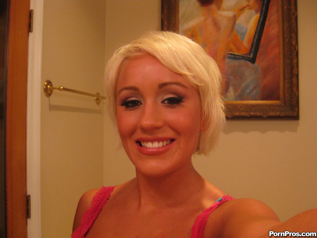 الشقراء ذات الشعر القصير تريستان تايلور تتعرى على السرير لإرضاء رجلها