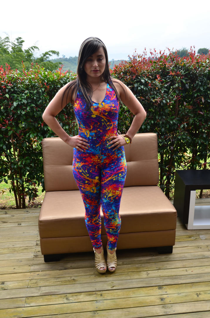 Jennifer Rojas 炫耀她火辣的哥伦比亚翘臀和诱人美胸