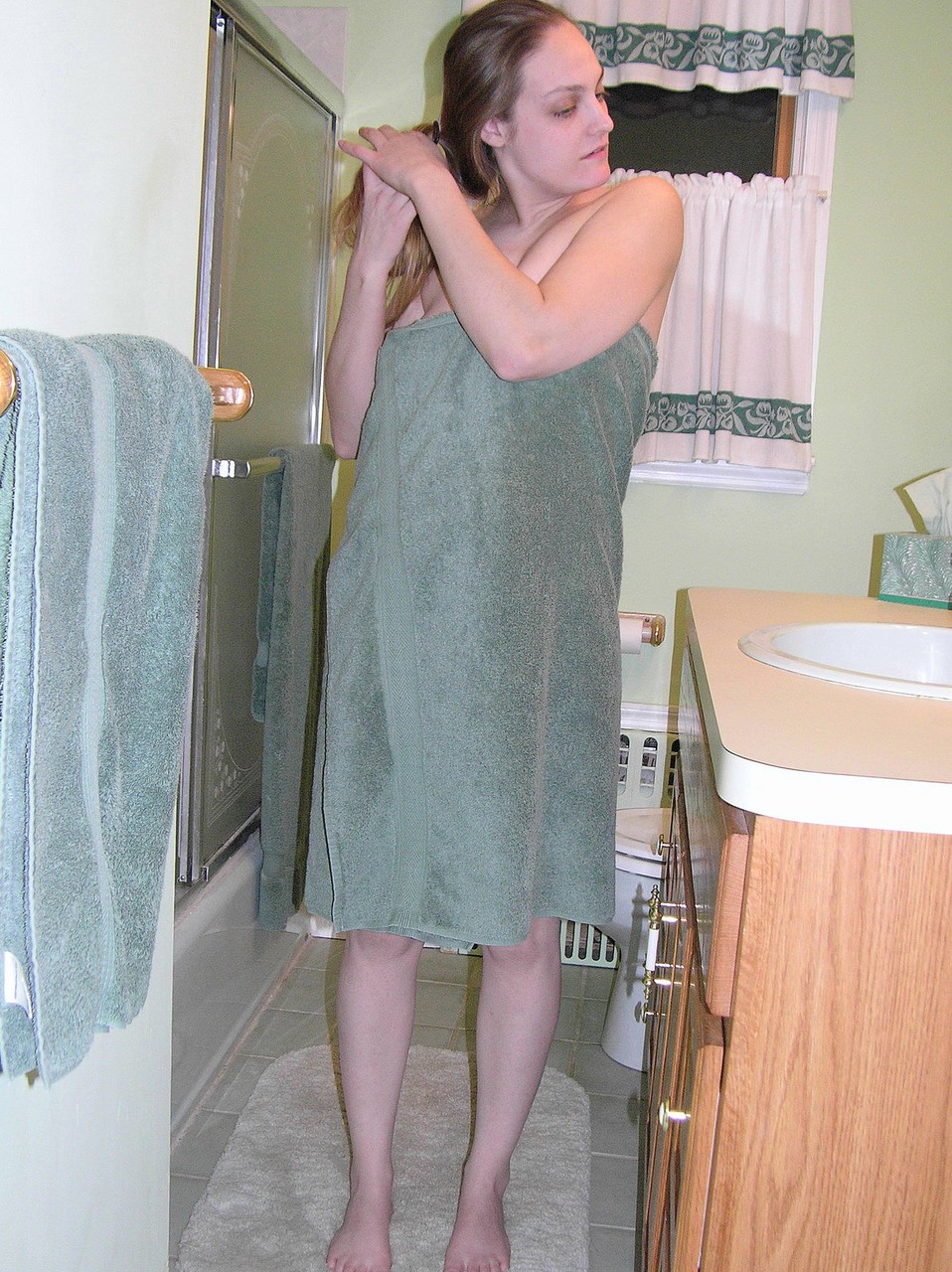 الهواة الجذابة داني تُظهر ثدييها الطبيعيين ومؤخرتها الكبيرة في الحمام