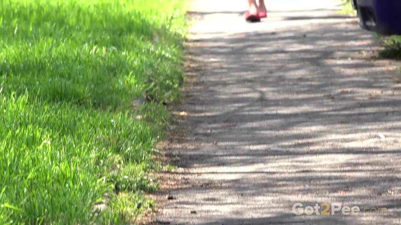 偷拍镜头捕捉到绝望女孩在停车场小便