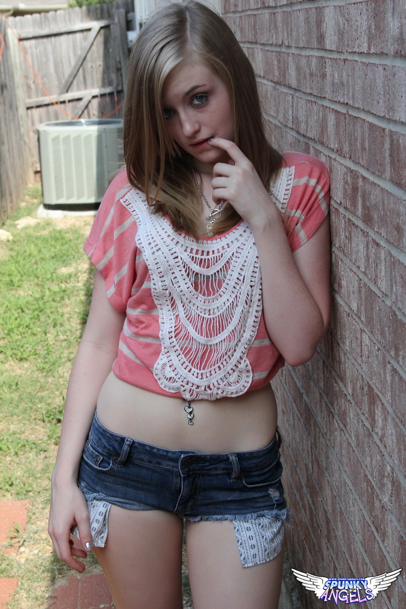 业余辣妹曼迪·罗脱光光 秀出可爱小翘臀和美胸