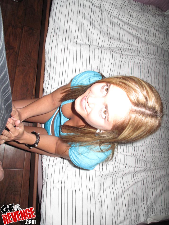 Rasierte Freundin Bläst Und Bekommt Gesichtsbesamung