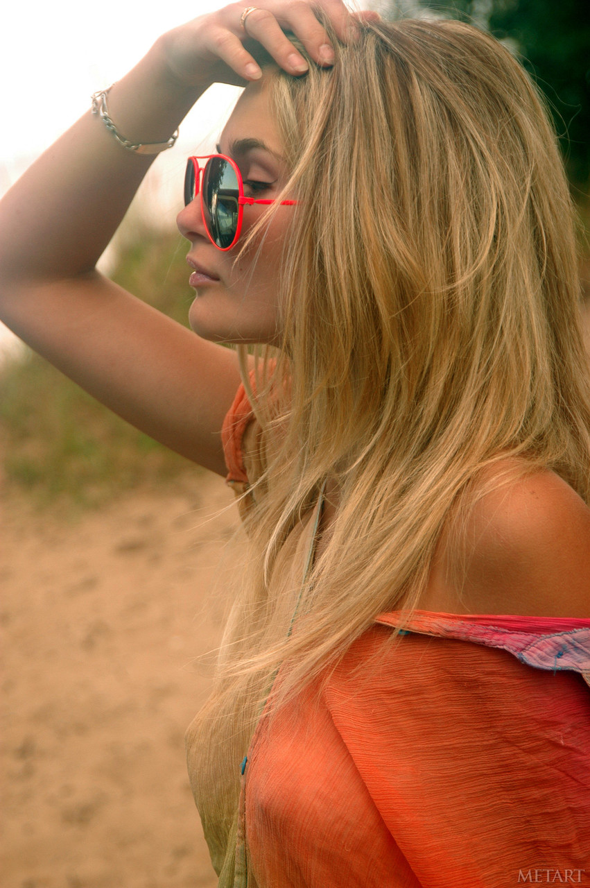 كاتيا دي تؤدي تصويرًا فنيًا عاريًا لصالح ميت آرت