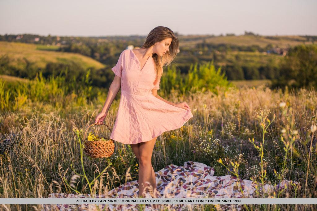 年轻金发女郎拥有致命翘臀在田野毯子上赤裸
