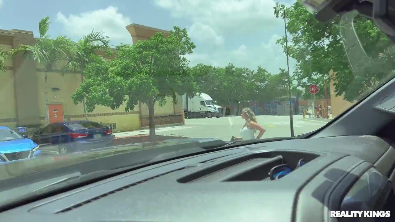 カーブしたMilfのKatalina Kyleは、スタディに詳しい男性から肛門と膣を得る