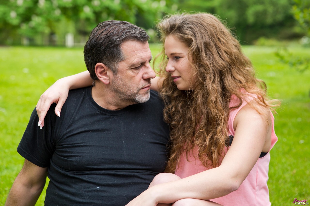 年轻的小兔宝宝在绿草地上被舔她的阴道之前被干