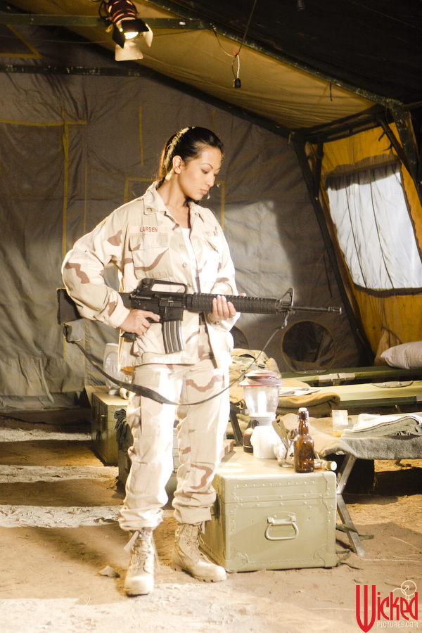 Séduisante Asiatique Militaire Striptease Avec Gros Seins Et Gros Cul