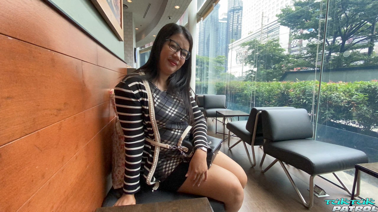 मोटी एशियाई शौकिया एप्पल ई अपनी बड़ी गांड से छेड़खानी करती है और चुदवाती है