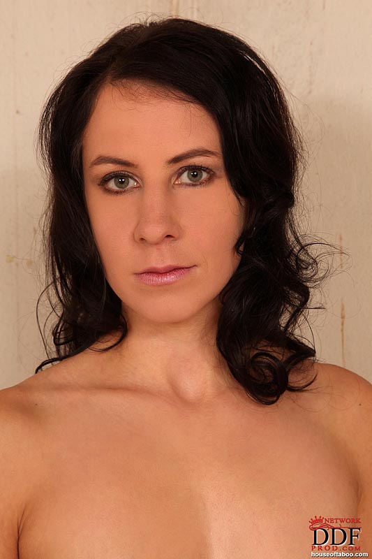 भूरे रंग की सुंदर महिला प्लास्टिक में लिपटी हुई हार्डकोर फेटिश गुदा सेक्स के लिए