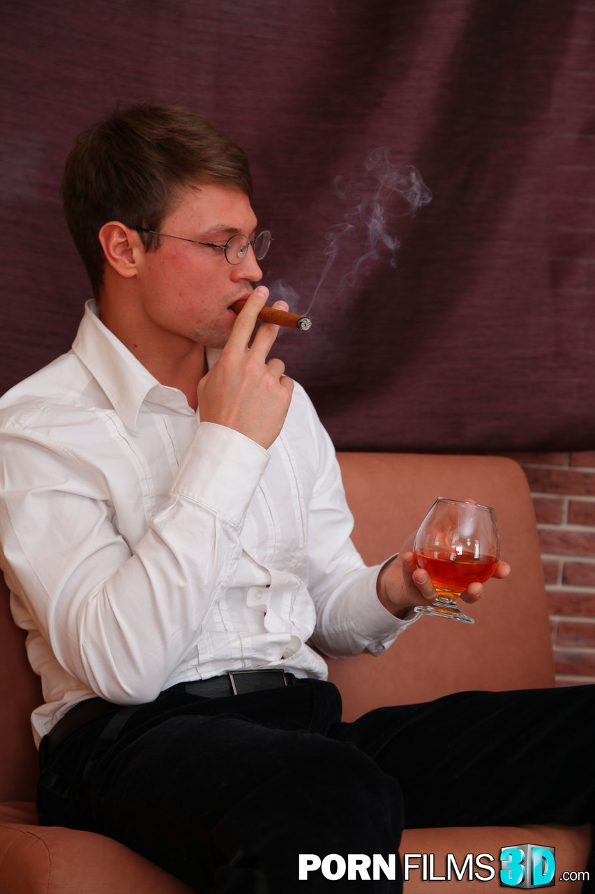 शरारती ब्लोंड एम्बर डाइकिरी अपने प्रेमी पर हावी होते हुए जंगली एनल त्रिकोणीय संबंध