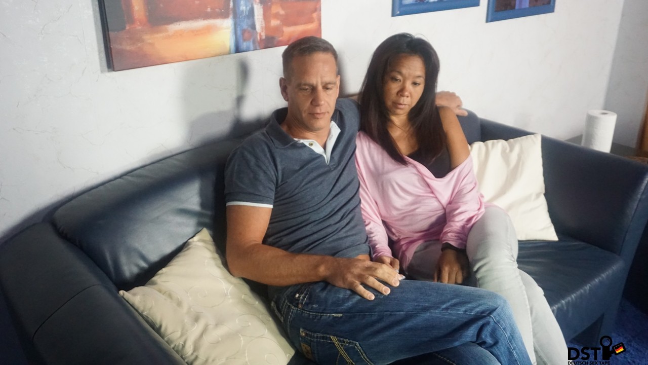 ألمانية شقراء داكنة ناضجة تُلعق كسها وتمص زباً في وضعية 69 ساخنة على الأريكة