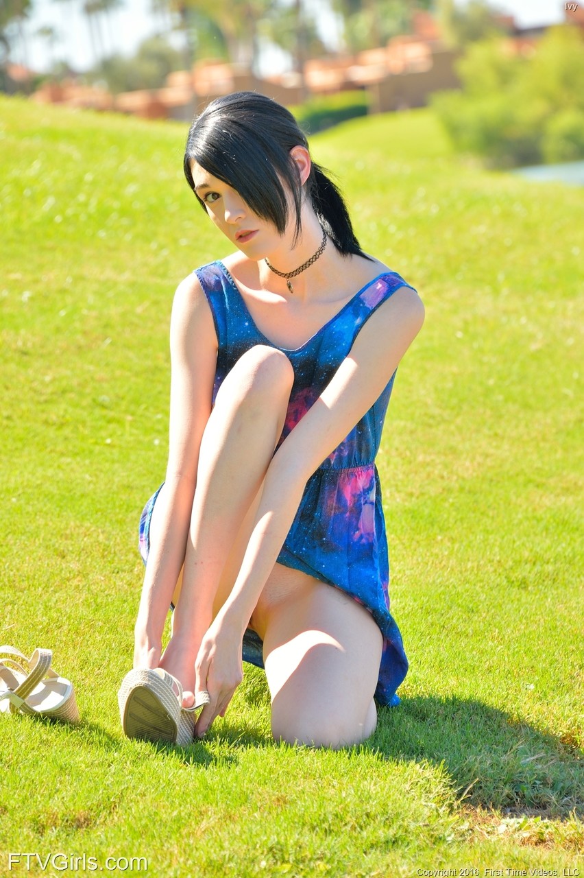 Extrem Dünne Ivy Führt Ein Mobiltelefon In Eine Kahle Möse Ein Und Fistet Sich Selbst