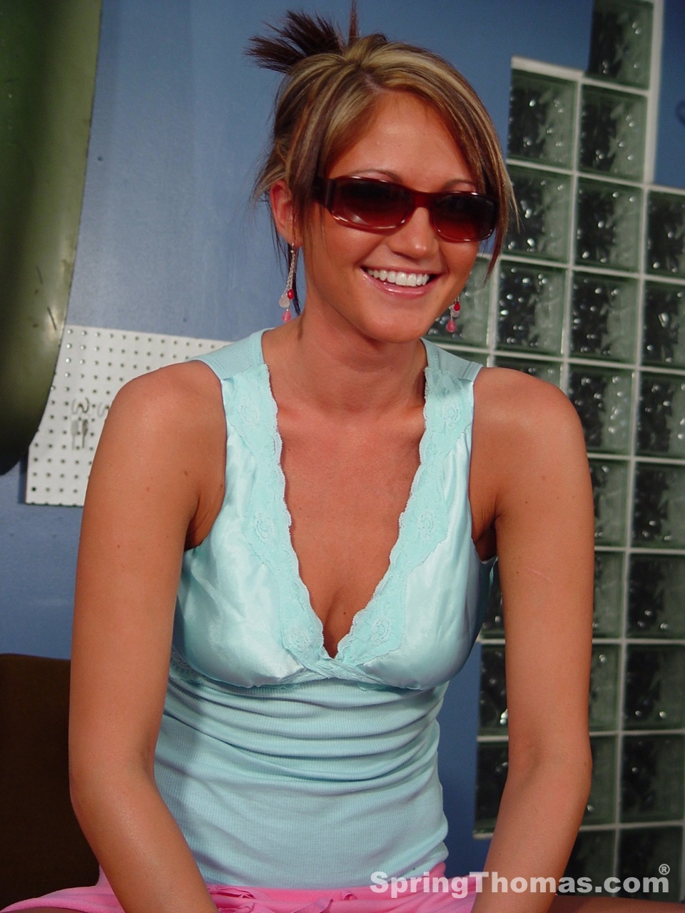 इंटररेसियल थ्रीसम छोटे स्प्रिंग थॉमस और बड़े स्तनों वाली सोफिया जेंटली के साथ