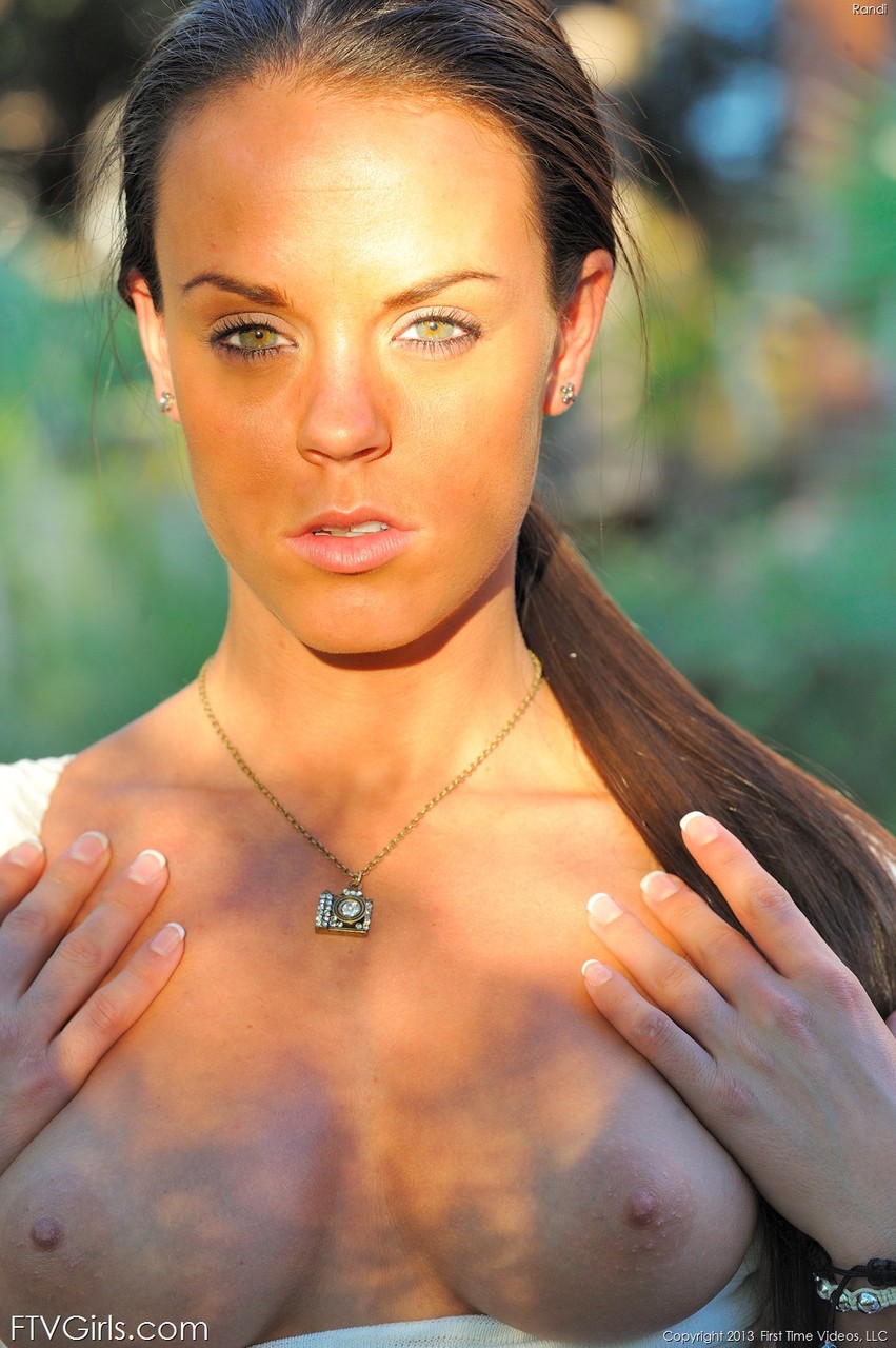 緑眼の美女ランディがソロで濡れたマンコを弄び剃る