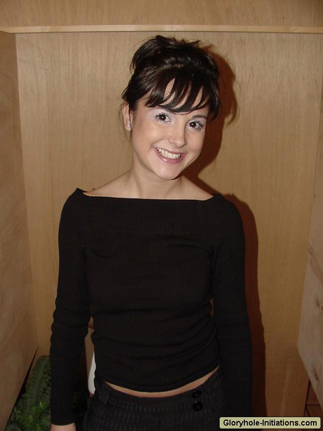 グローリーホールでブルネット美女が口いっぱいの精子を受け止める