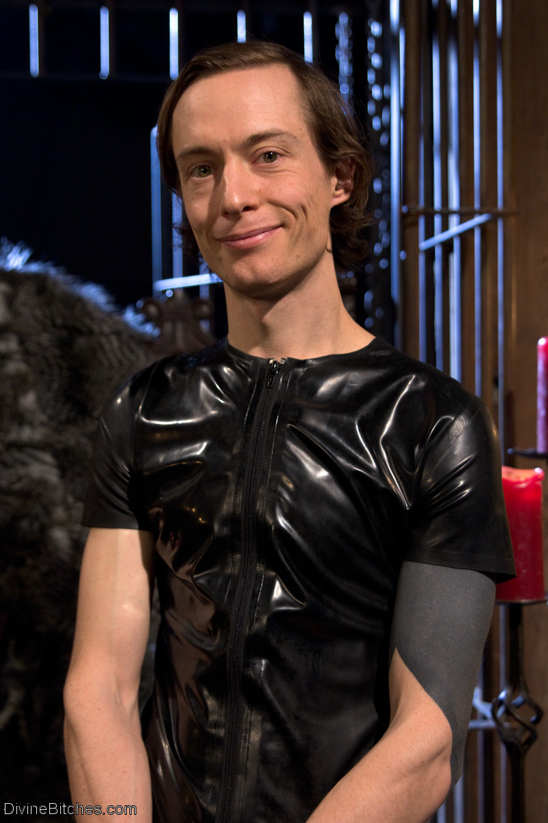 مز برلين، ميلف دوم، تقيس أعضاء العبيد الجنسيين وتمصها