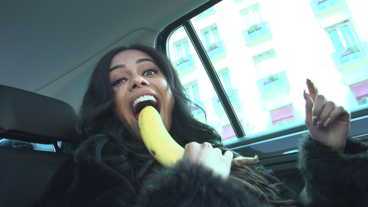 拉丁色情明星Canela Skin在卧室里的硬核性行为