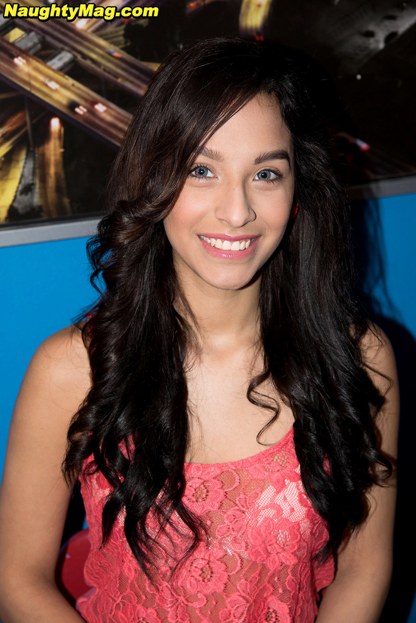 المراهقة اللاتينية نيكي أورتيز تركب قضيبًا في أول ممارسة جنسية لها على الشاشة