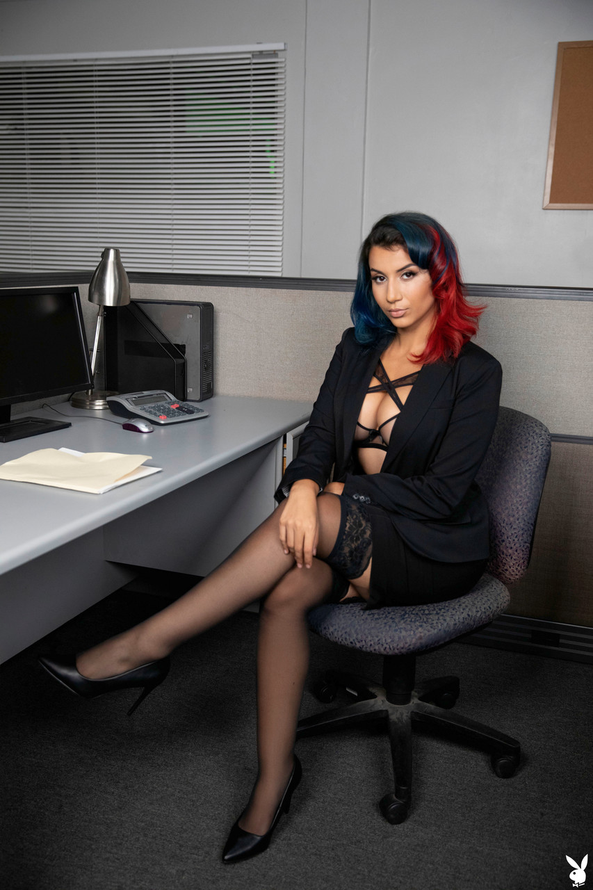 调皮的宝贝Roxie Sinnner穿着丝袜展示她可爱的大胸部