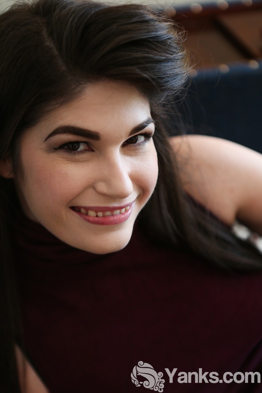 Ошеломляющая Любительница С Большой Грудью Далия Амор Раздевается И Трогает Свои Достоинства