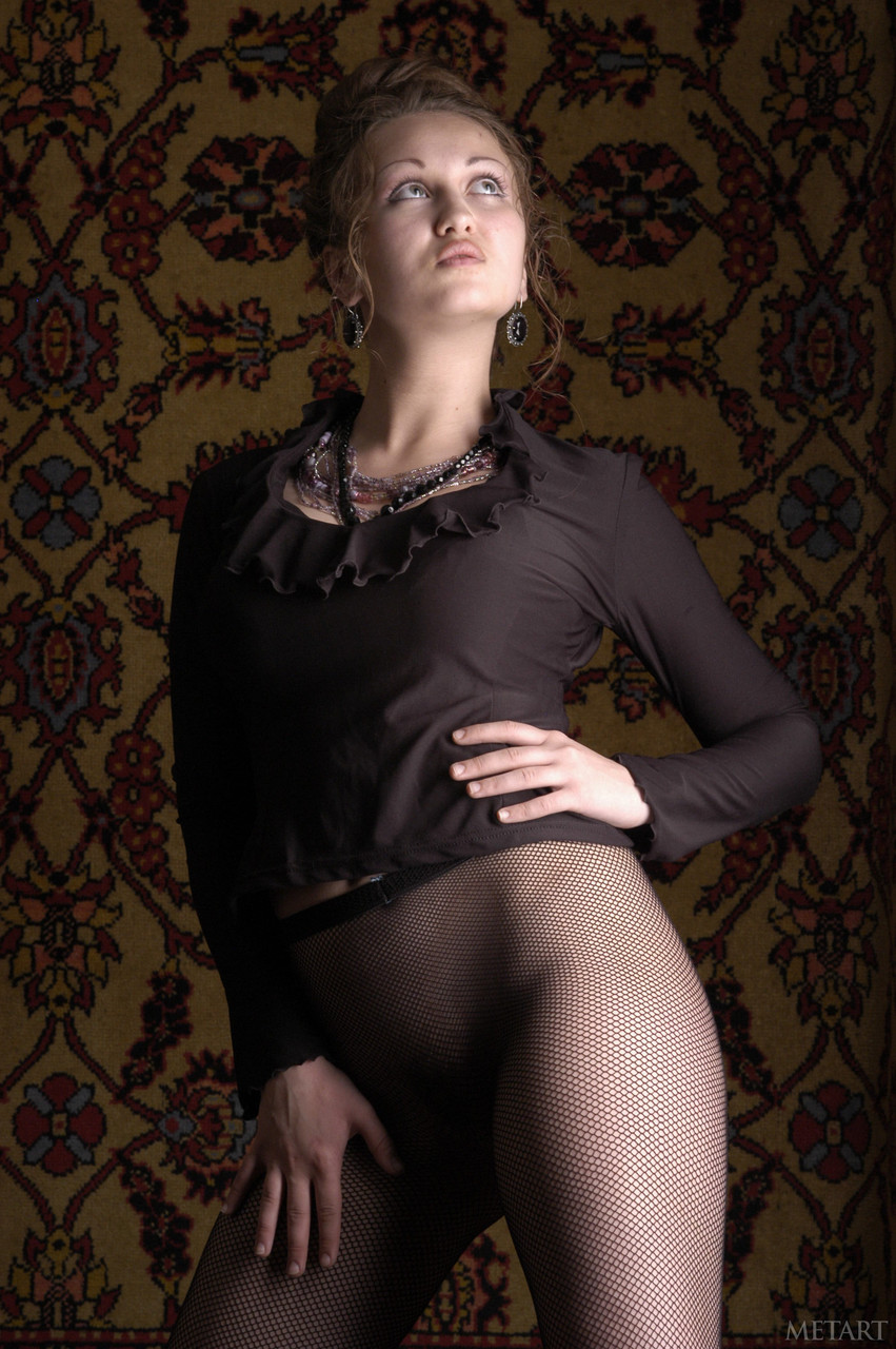 曲線美のあるティーンエイジャーアネリAが彼女の驚異的な巨乳とトリミングされたマンコを披露