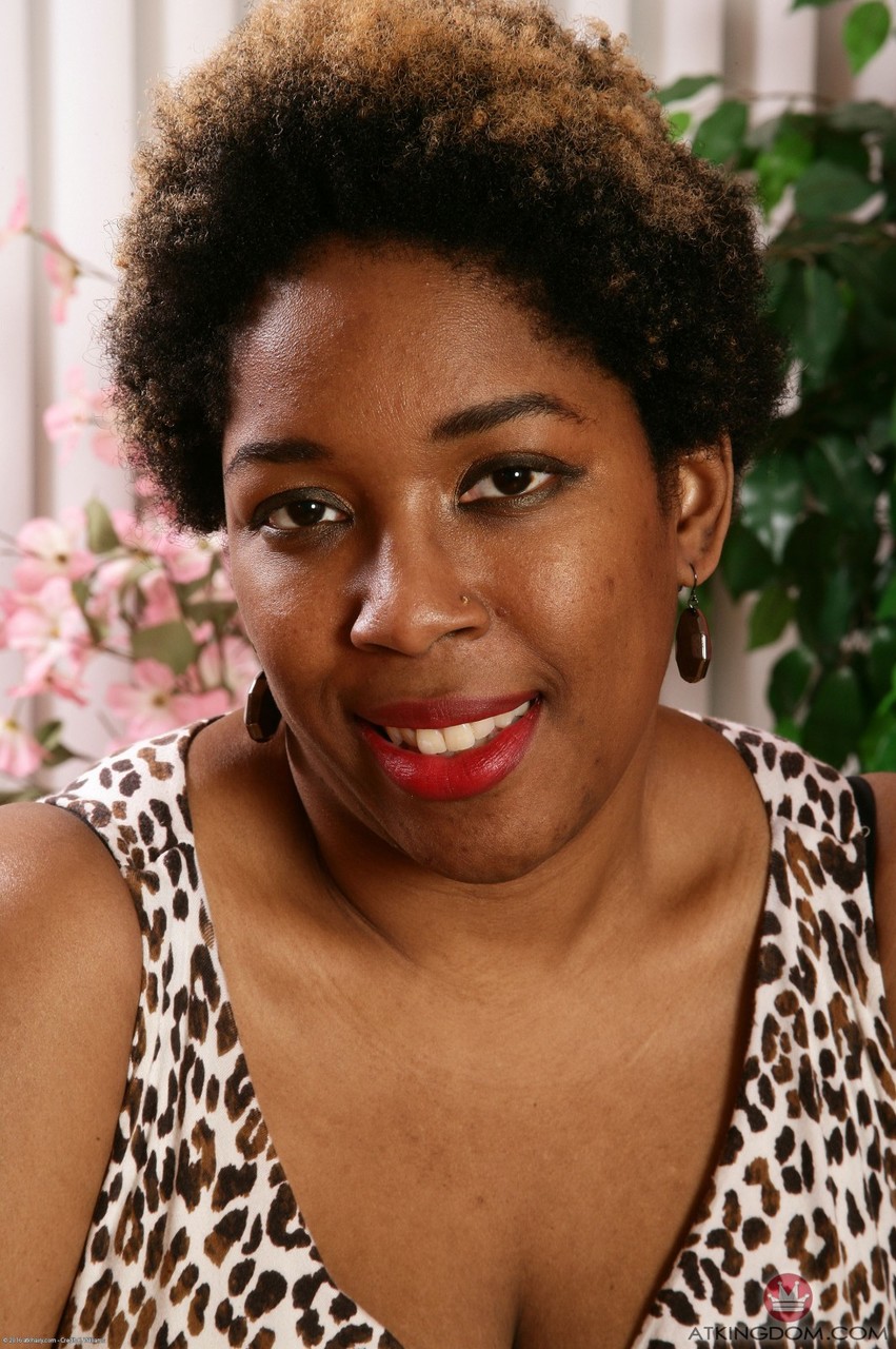 Madura Ébano Misty Muestra Grandes Tetas Caídas Y Abre Coño Peludo