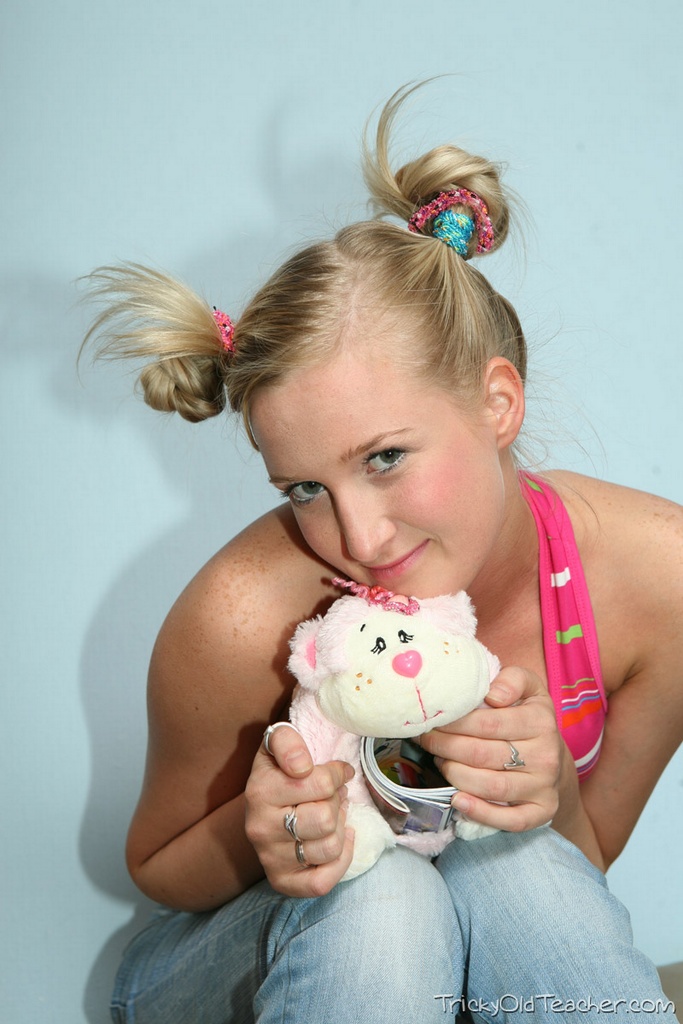 Jovencita Rubia Con Coletas Seduce A Su Viejo Profesor