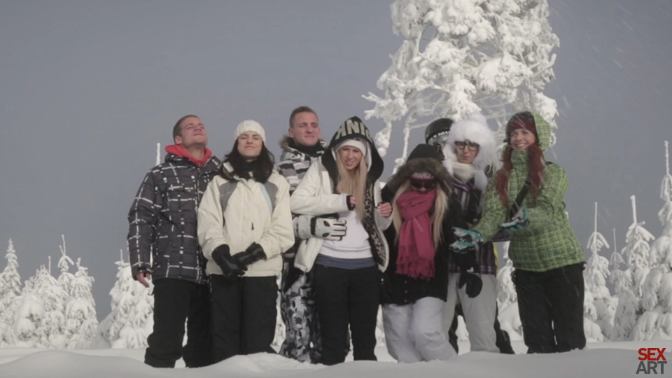 スキー怪我の後で赤毛の十代がベッドでセックスする