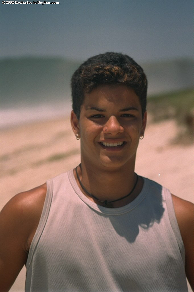 Young Good-Looking Gay Leo Strips Naked & Jerks Off At Beach