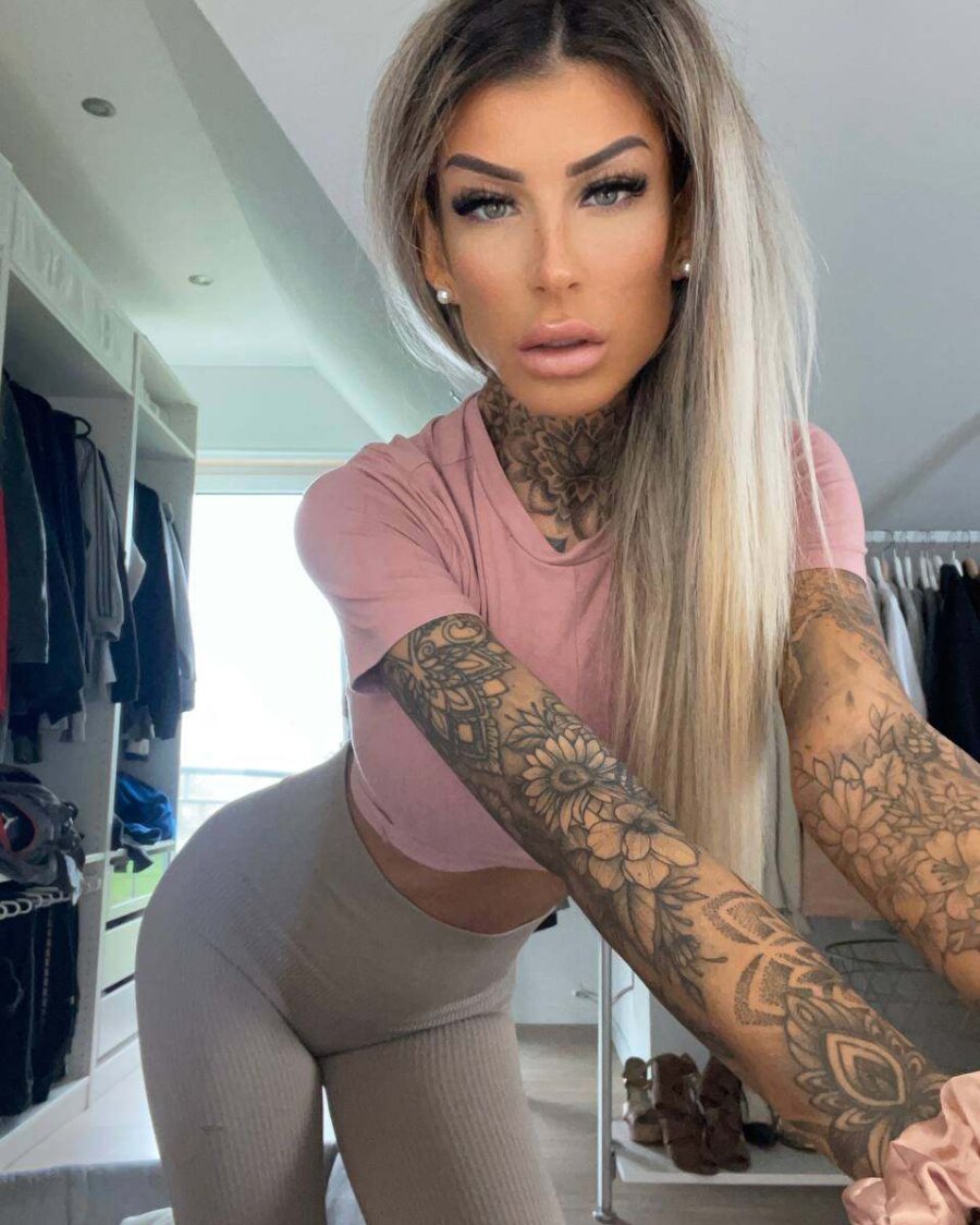 टैटू वाली ग्लैमर बेब अपने रसदार स्तन और टैटू दिखाती है