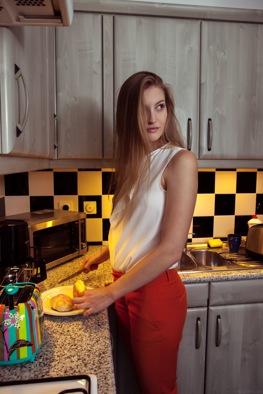 长发美女布雷托娜展示圆润美臀并张开蜜穴