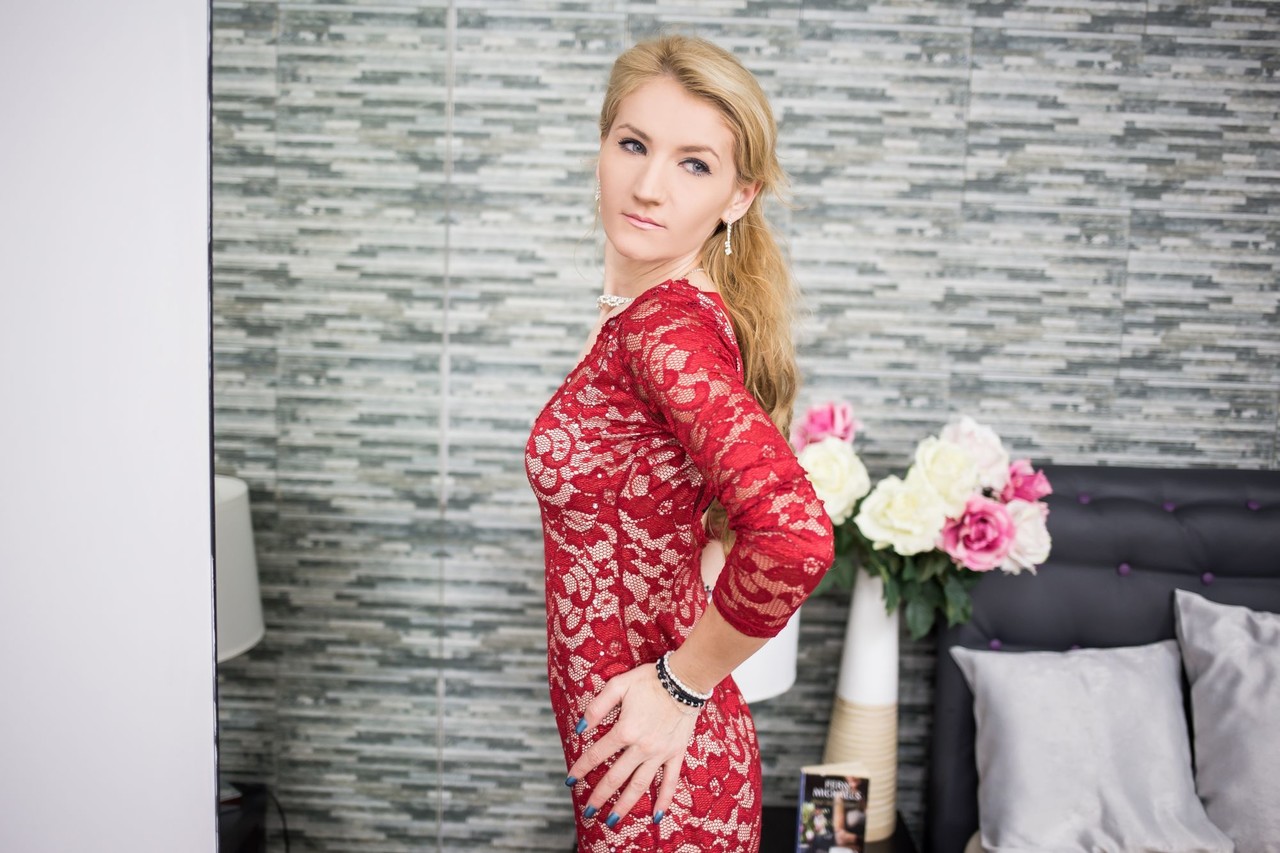 セクシーブロンドのマリア・メイデンがタイトなドレスとハイヒールで美脚を披露