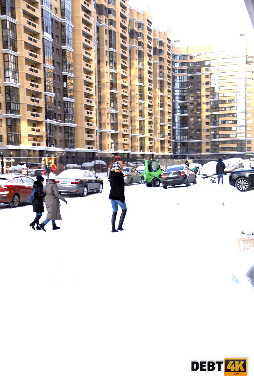 金发女郎Darina 吸吮巨大阳具并在现实中被舔阴